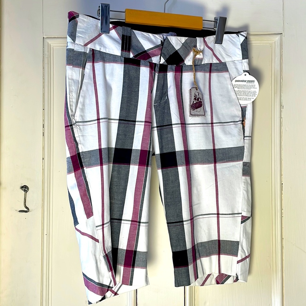 Ladies Bermuda shorts . Powder Room brand. Size 9